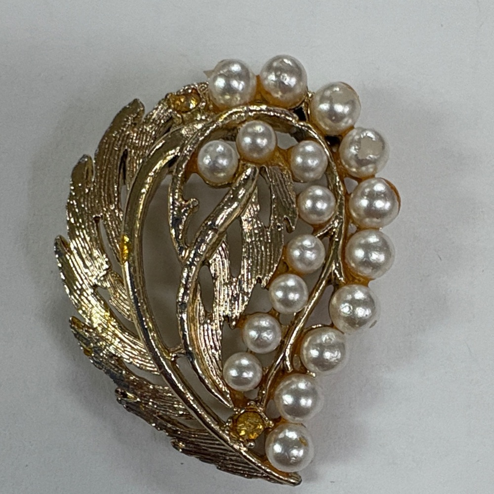 Gold tone and faux pearl brooch